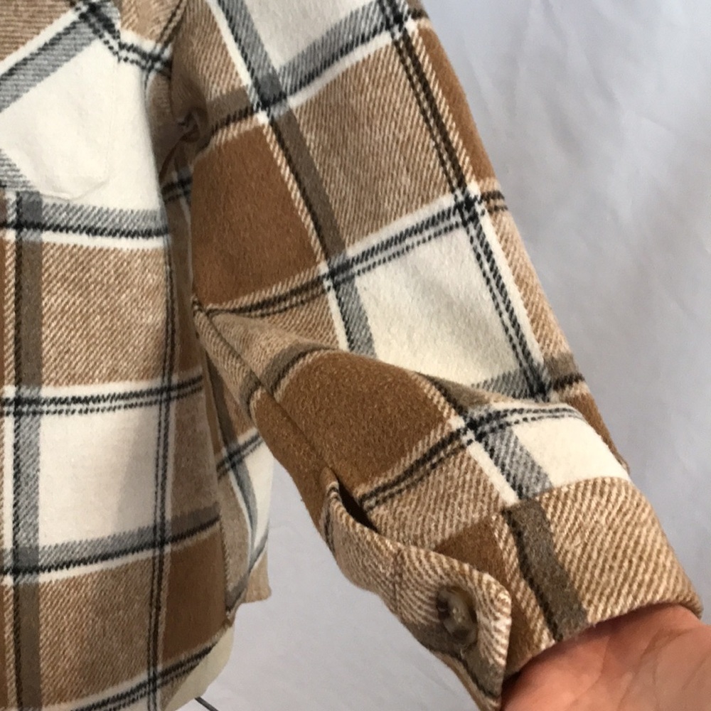 Tan white & black plaid button up fleece work barn shacket Sz L or M oversized - Picture 5 of 11